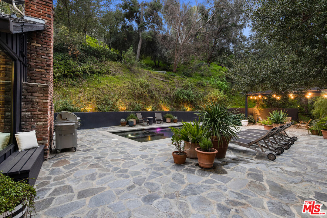1101 Heatherside Road Pasadena, CA 91105 - Photo 40 of 44 a view of a backyard with sitting area