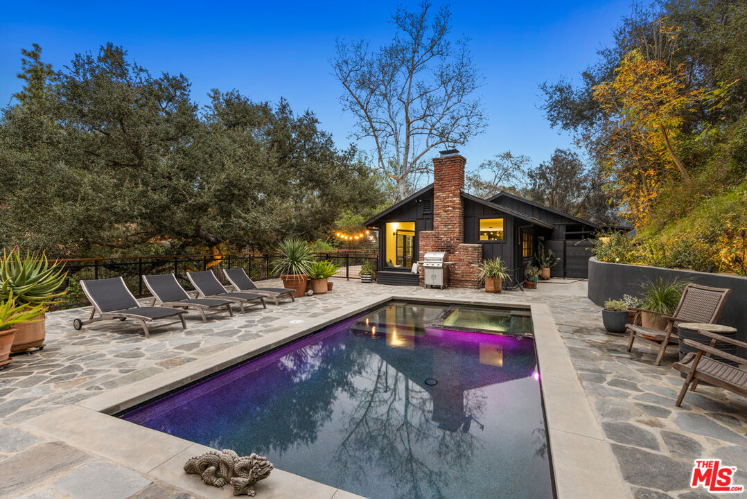 1101 Heatherside Road Pasadena, CA 91105 - Photo 41 of 44 a view of swimming pool with sitting area