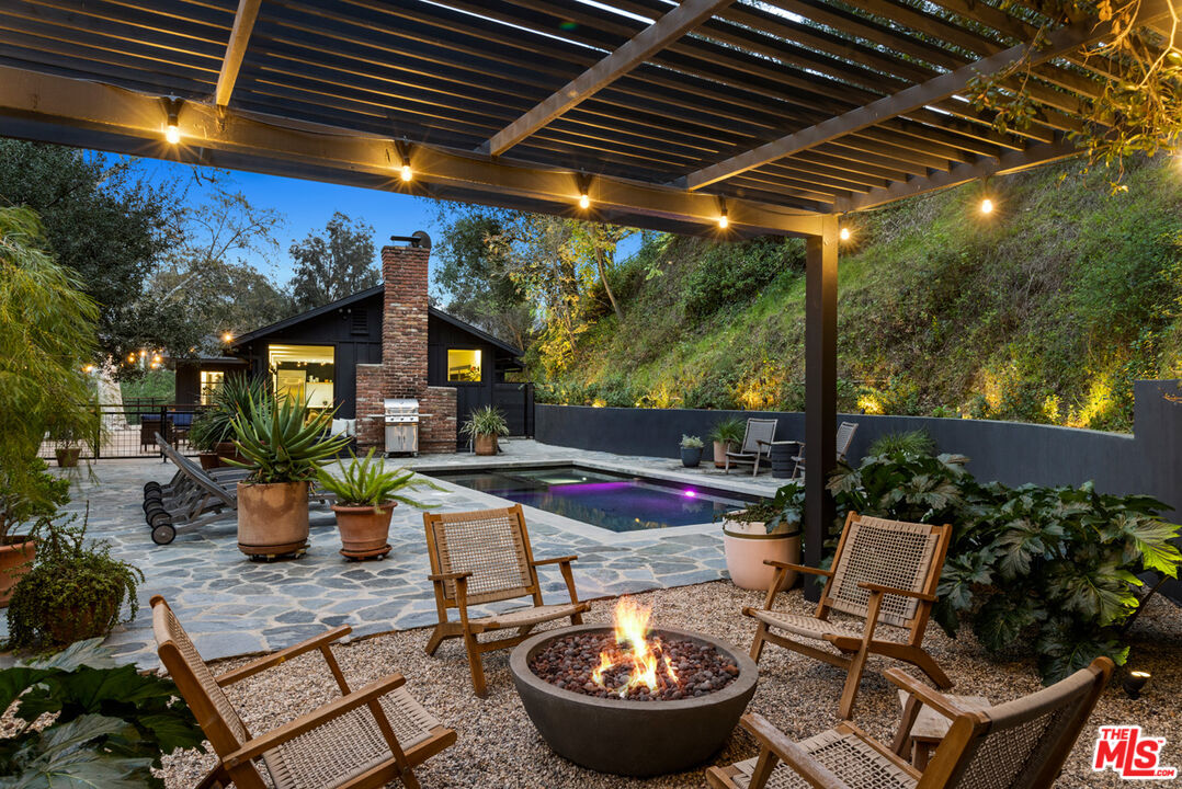 1101 Heatherside Road Pasadena, CA 91105 - Photo 43 of 44 a view of a patio with chairs and tables