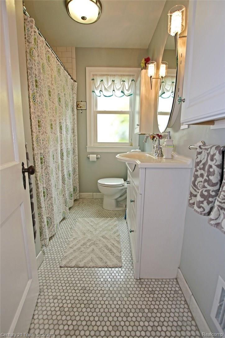 2020 Harvard Road Berkley, MI 48072 - Photo 22 of 45 22) Bathroom.jpg