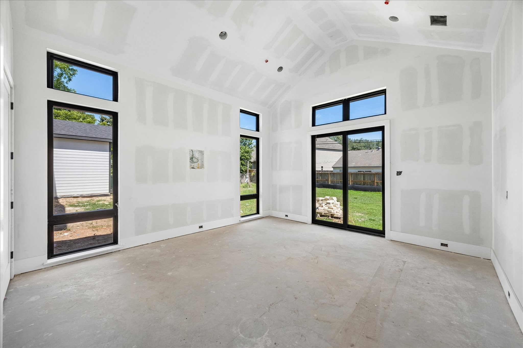 9050 Elizabeth Road Houston, TX 77055 - Photo 17 of 40 an empty room with windows and closet