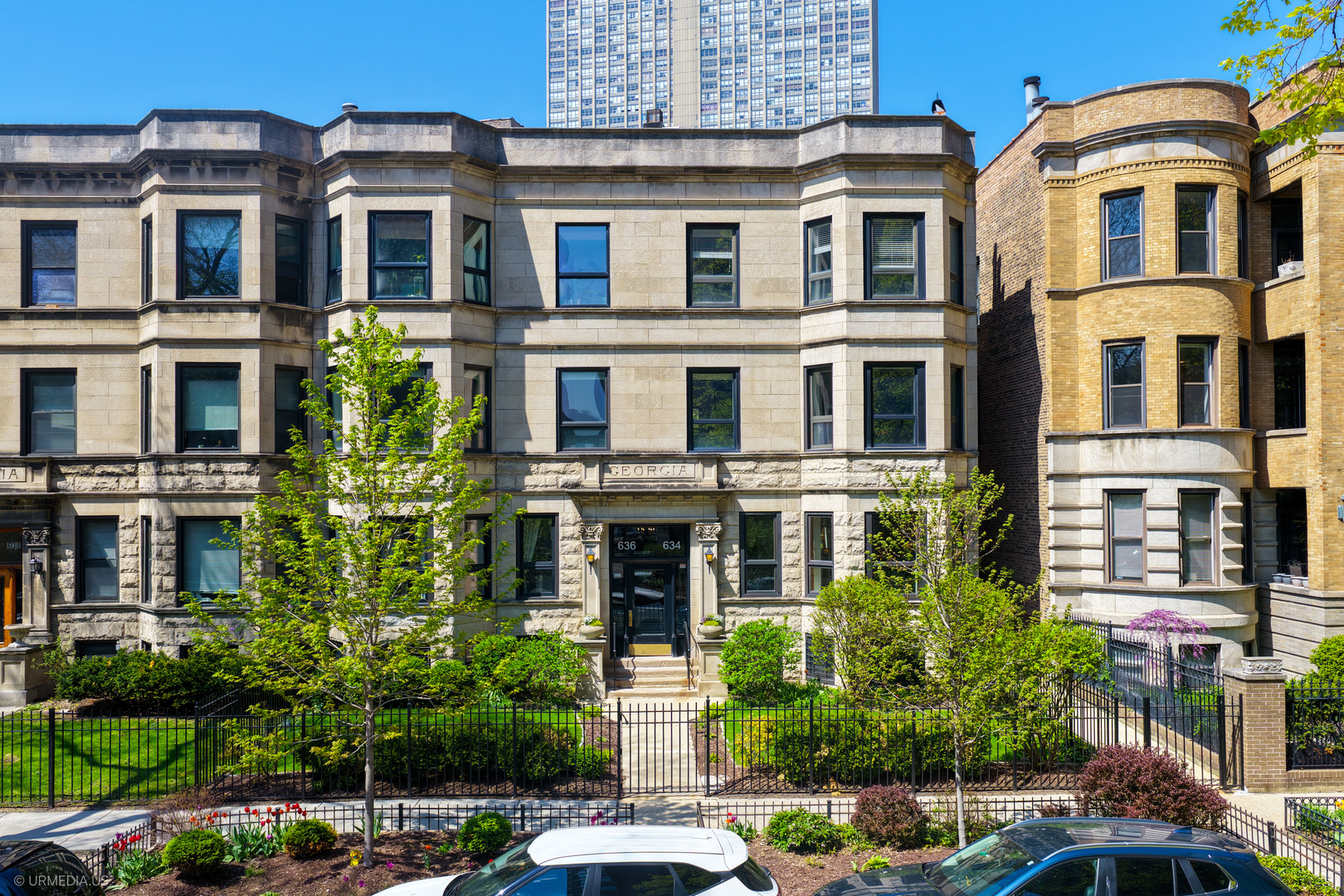 634 West Grace Street, Unit 1E Chicago, IL 60613 - Photo 1 of 26 a front view of a residential apartment building with a yard