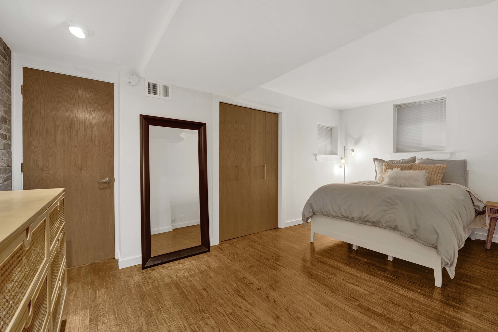 634 West Grace Street, Unit 1E Chicago, IL 60613 - Photo 20 of 26 a bedroom with a bed and a dresser