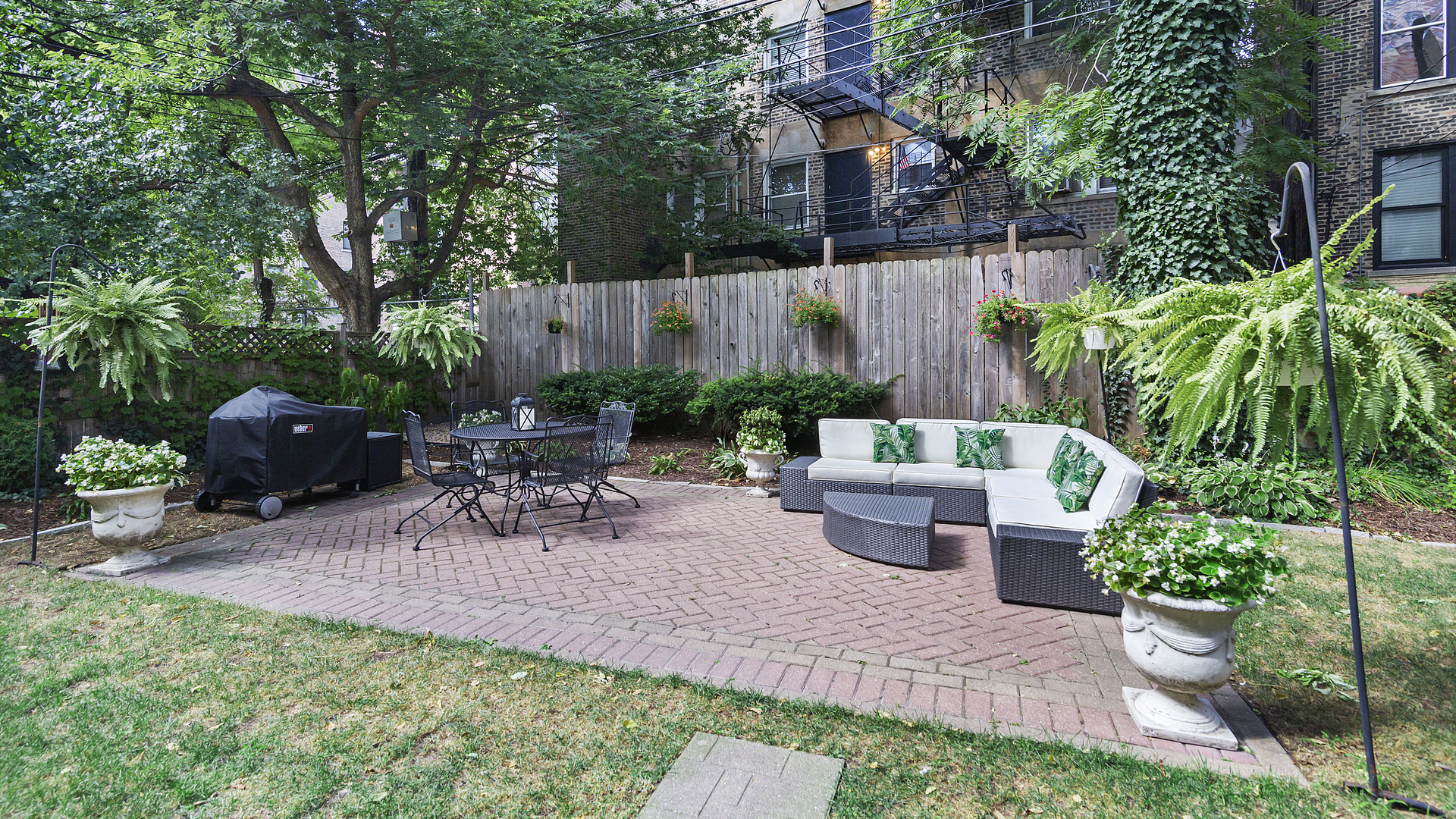 634 West Grace Street, Unit 1E Chicago, IL 60613 - Photo 25 of 26 a view of a backyard with sitting area and garden
