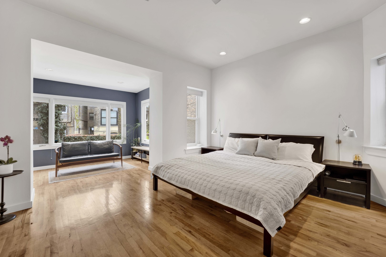 634 West Grace Street, Unit 1E Chicago, IL 60613 - Photo 7 of 26 a spacious bedroom with a bed and wooden floor