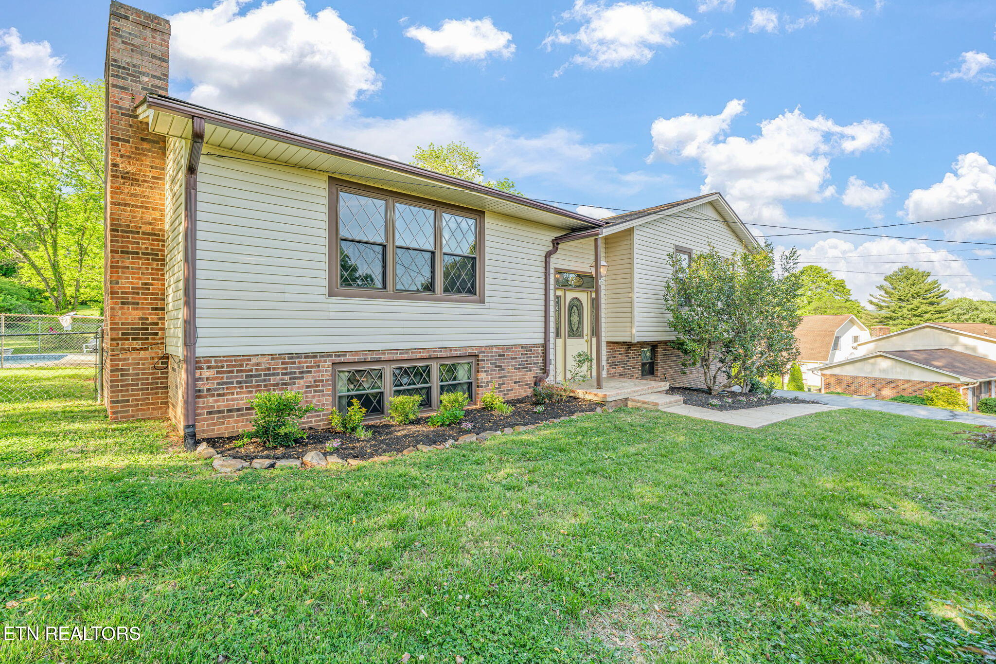 206 Lakeview Lane Oak Ridge, TN 37830 - Photo 5 of 59 5-web-or-mls-206 Lakeview Lane-66