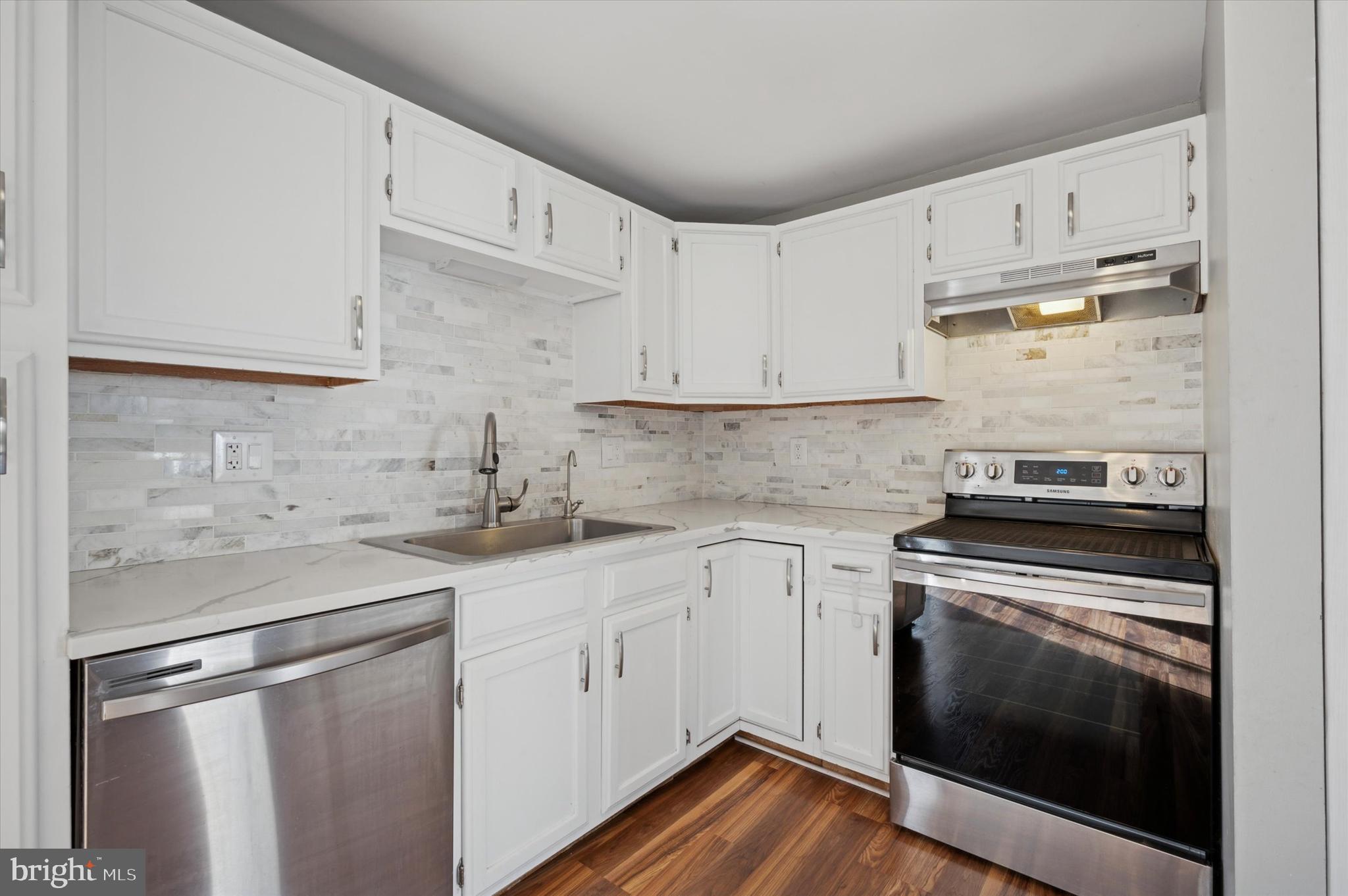 Kitchen with quartz counters, stainless appliances