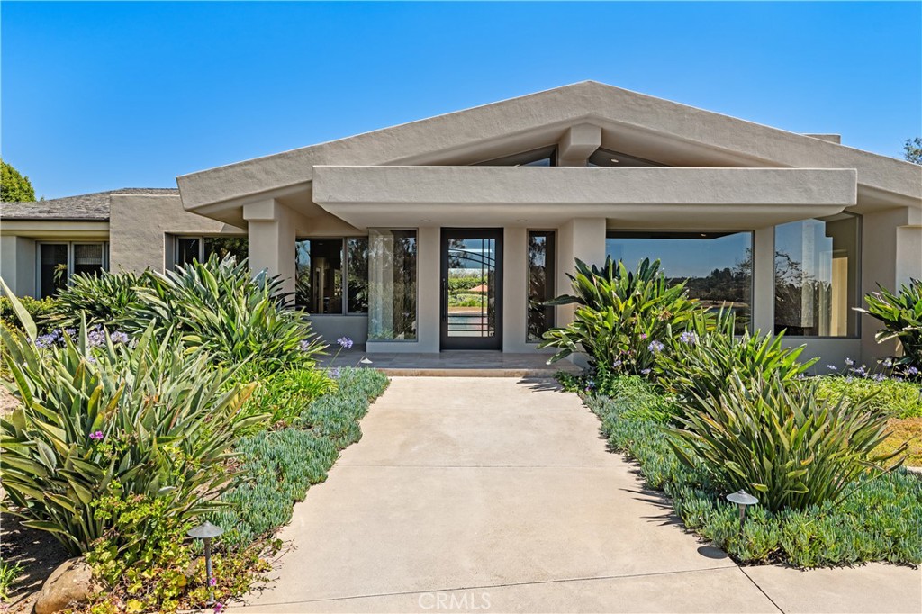 6533 Lago Lindo Rancho Santa Fe, CA 92067 - Photo 12 of 57 Such presence!