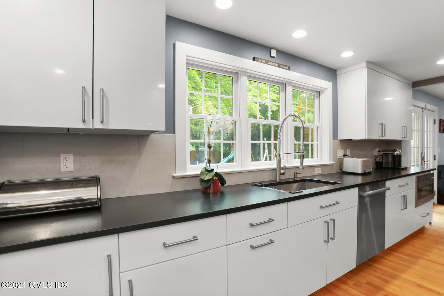 25 Summit Road Riverside, CT 06878 - Photo 9 of 40 25 Summit Rd Greenwich CT-large-029-030-