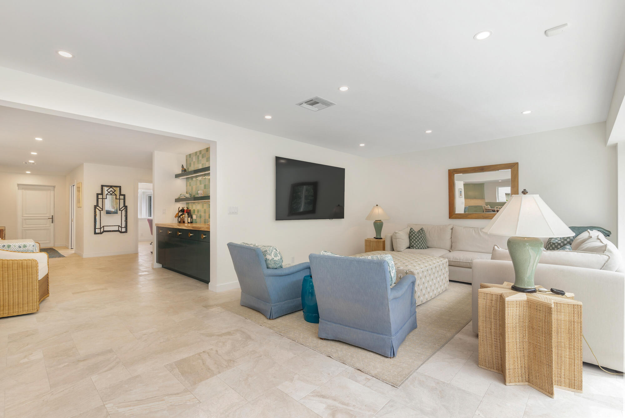 250 Murray Road West Palm Beach, FL 33405 - Photo 10 of 46 Living Room
