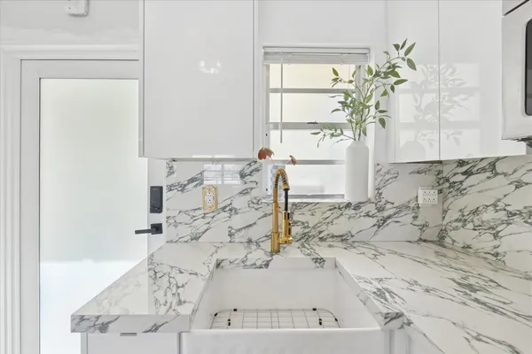 $2,000 | 851 Meridian Avenue, Unit 33, Miami Beach, FL 33139