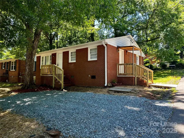 $1,049 | 221 Bookington Drive, Unit A, Lexington, NC 27292