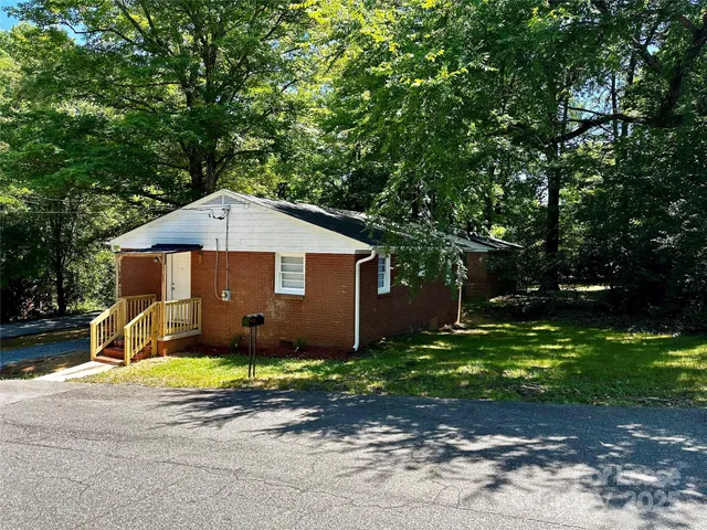 $1,049 | 221 Bookington Drive, Unit A, Lexington, NC 27292