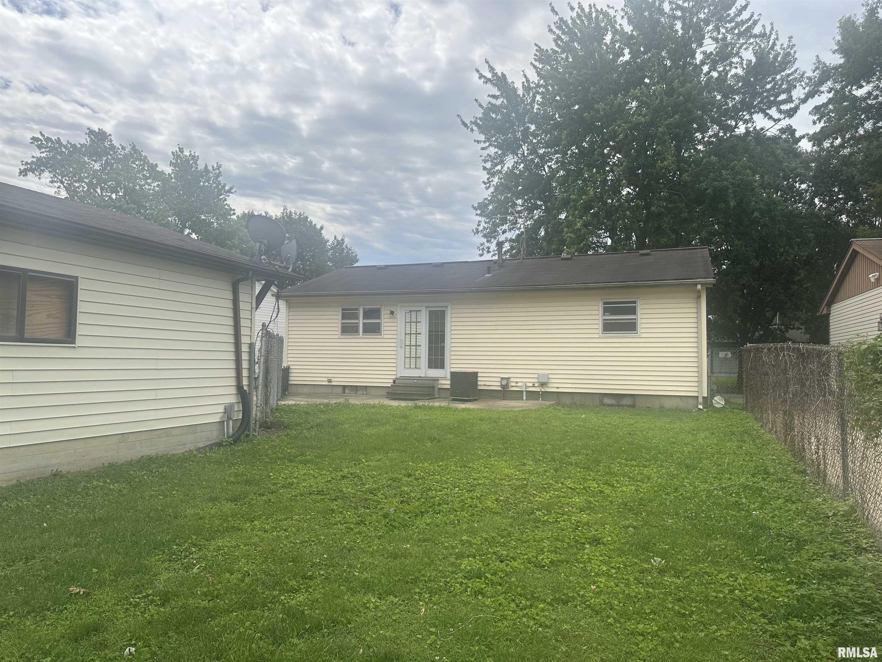 2325 Sutherland Road Springfield, IL 62702 - Photo 3 of 13