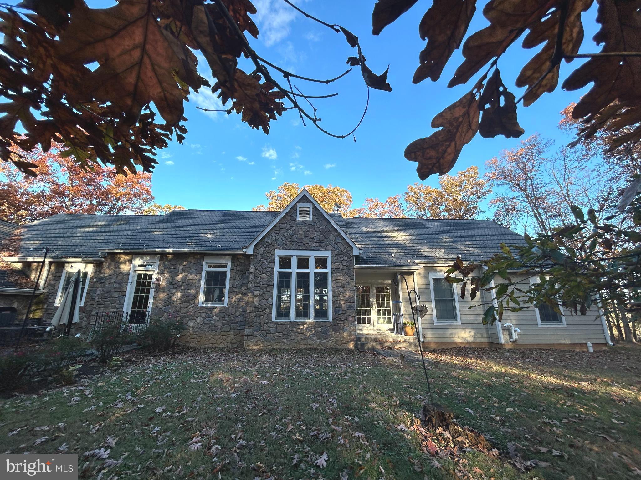 37218 Bolyn Road Purcellville, VA 20132 - Photo 58 of 62 a front view of a house with a garden