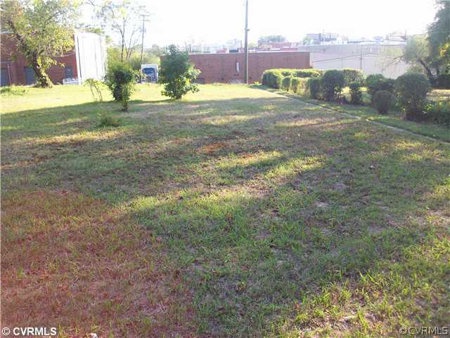 617 West Graham Road Richmond, VA 23222 - Photo 8 of 12 Yard/Garden - Nice level lot with plenty of space