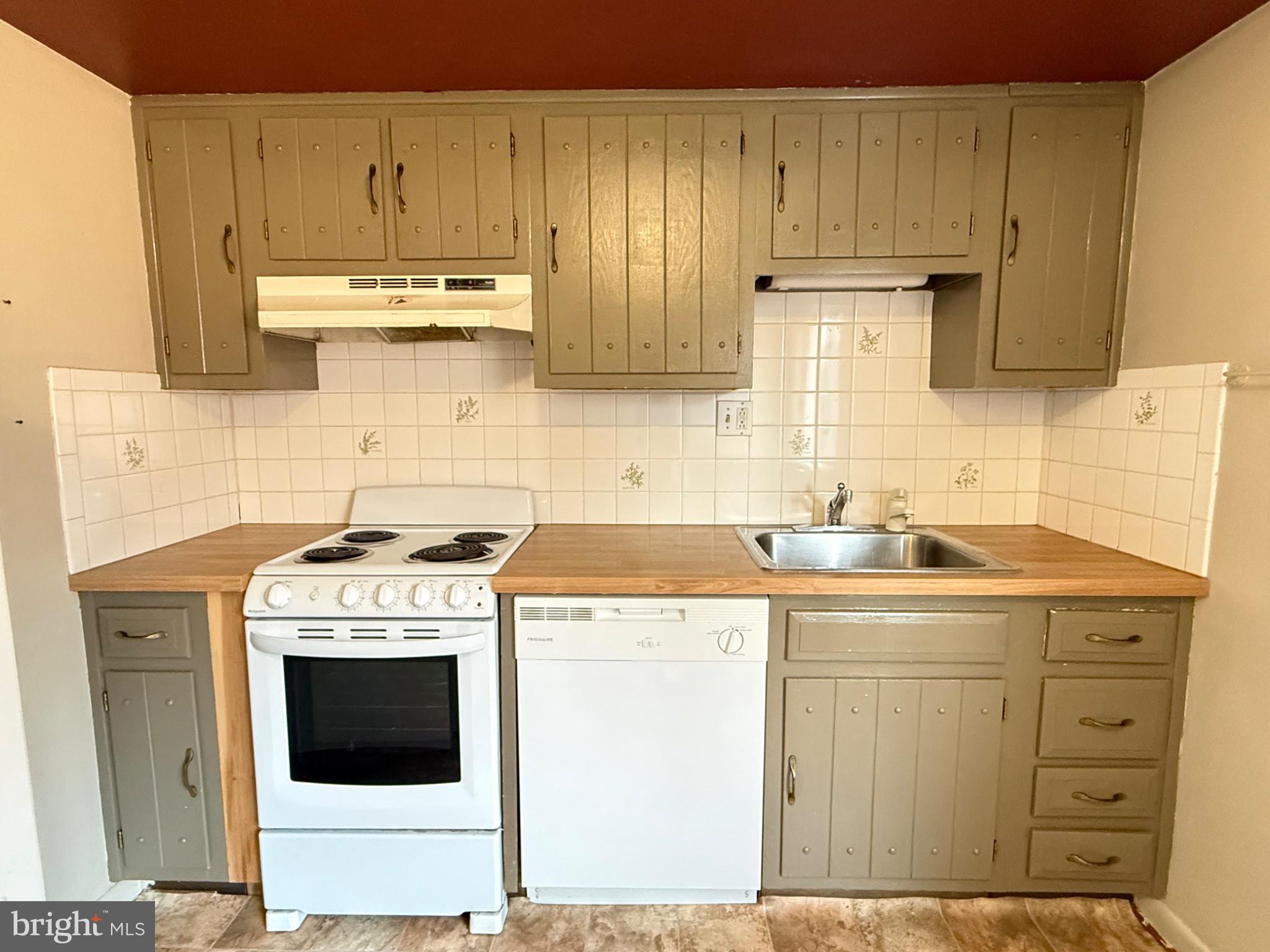 650 Brooke Road, Unit B11 Glenside, PA 19038 - Photo 5 of 20 Cozy kitchen