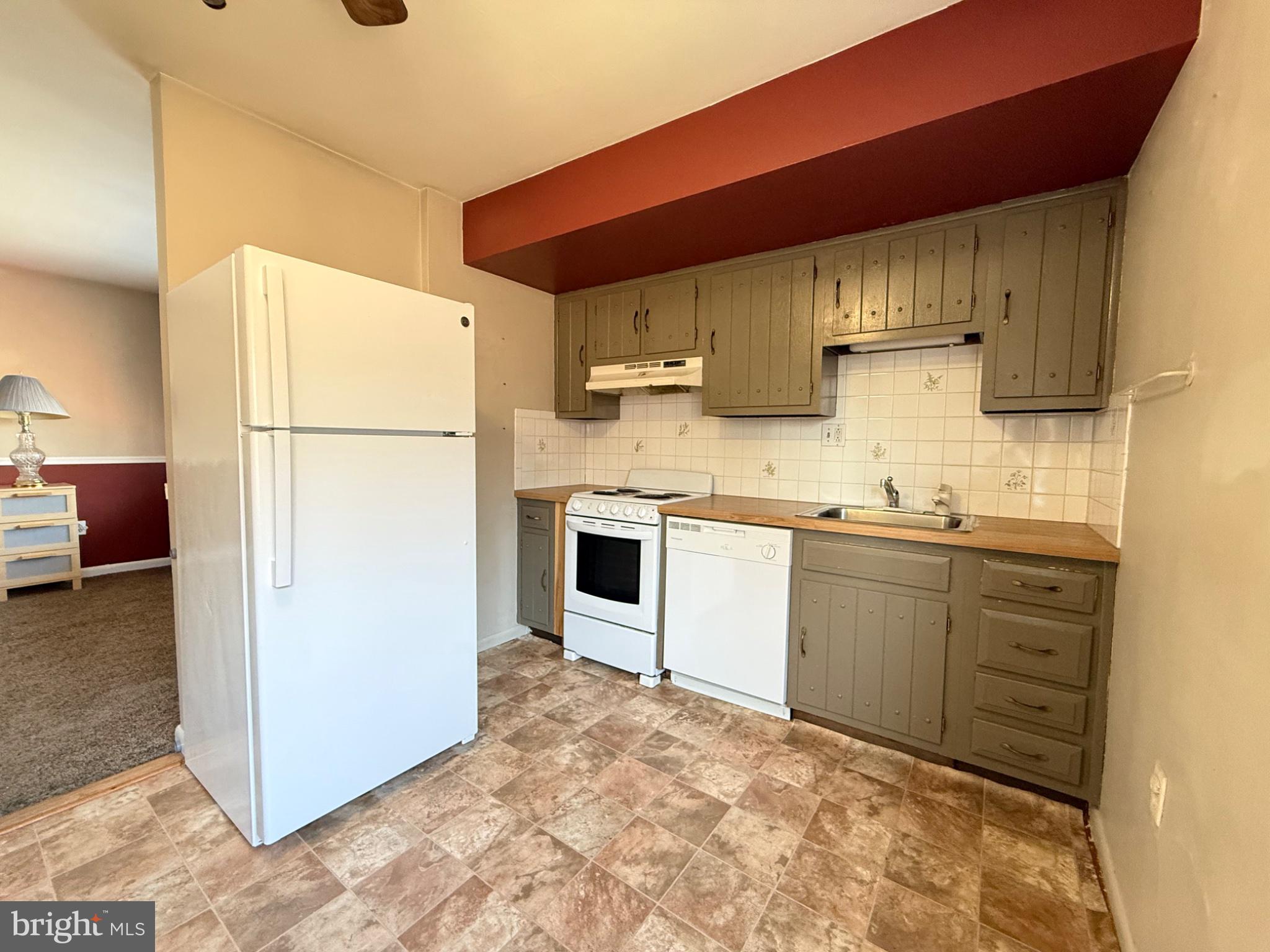 650 Brooke Road, Unit B11 Glenside, PA 19038 - Photo 8 of 20 Cozy kitchen