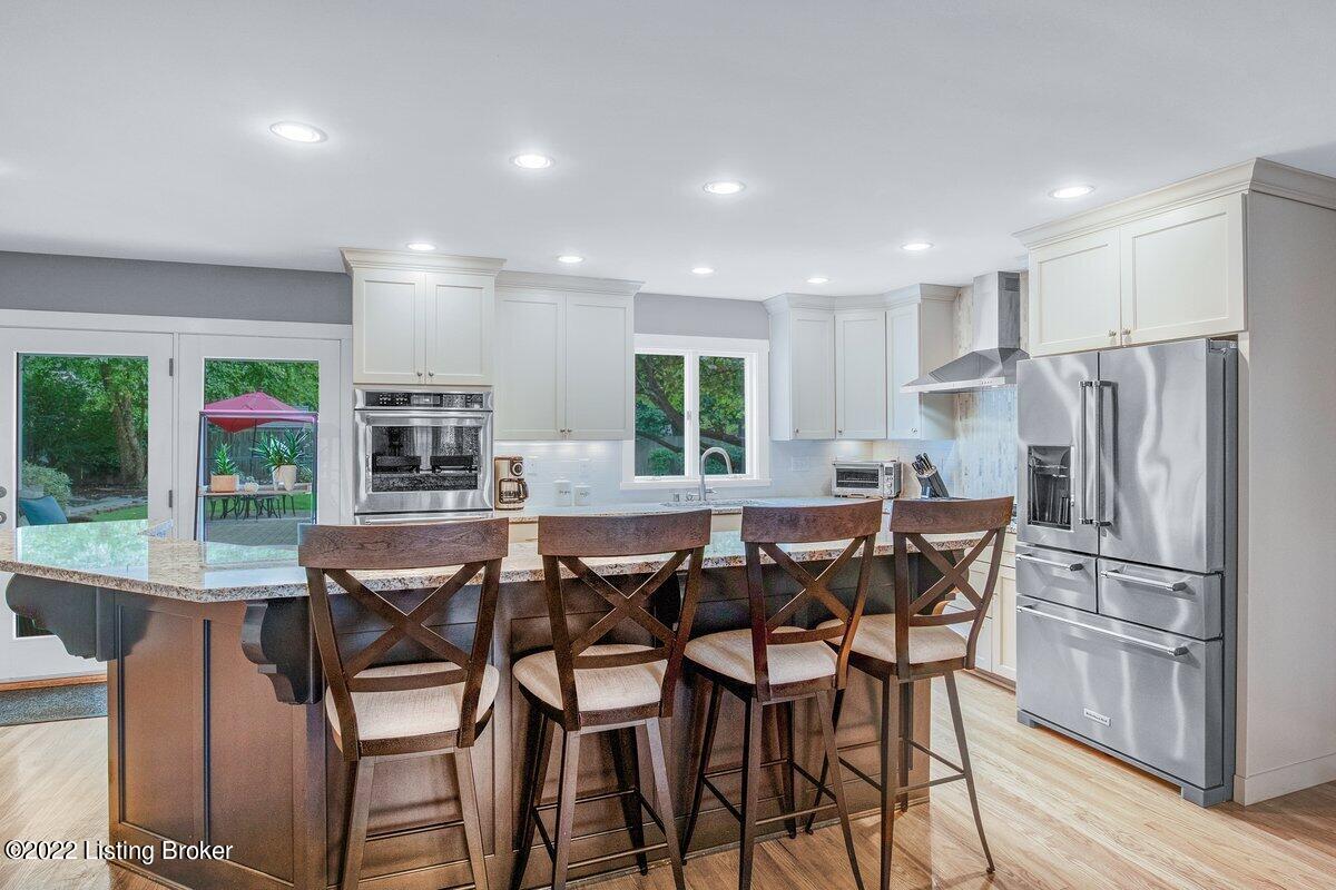 511 Brookview Road Louisville, KY 40207 - Photo 7 of 36 Breakfast bar in kitchen