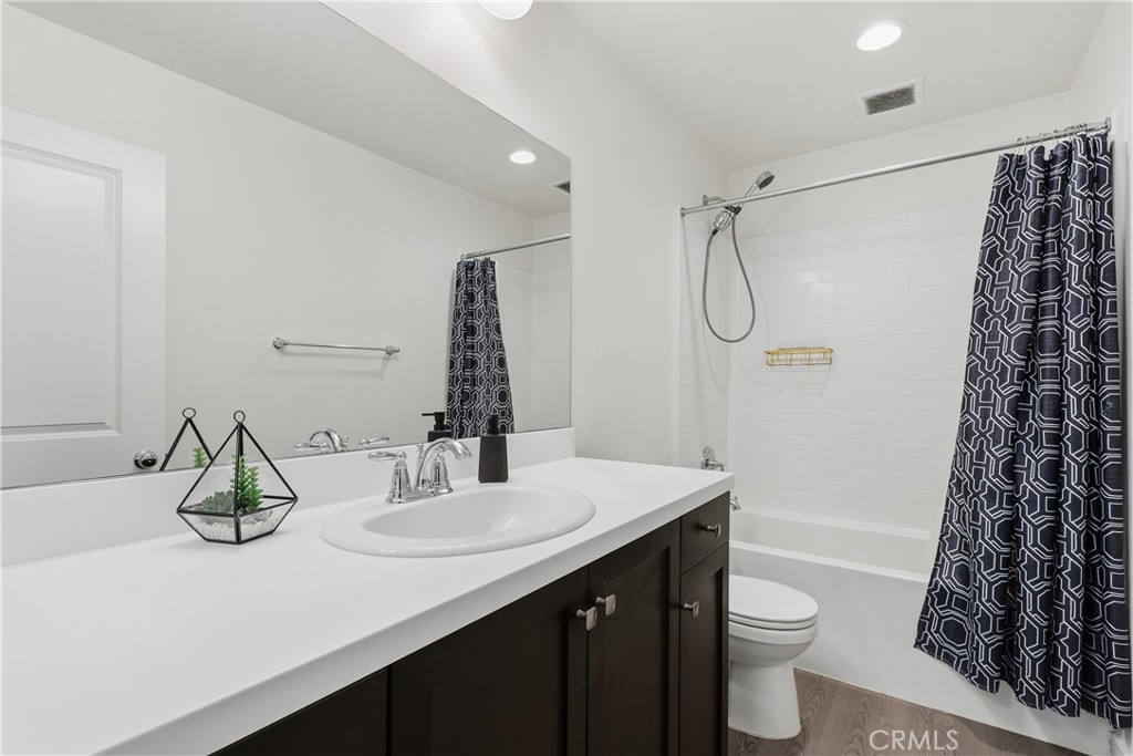 34727 Ribbon Grass Way Murrieta, CA 92563 - Photo 19 of 54 Upstairs Hallway bathroom