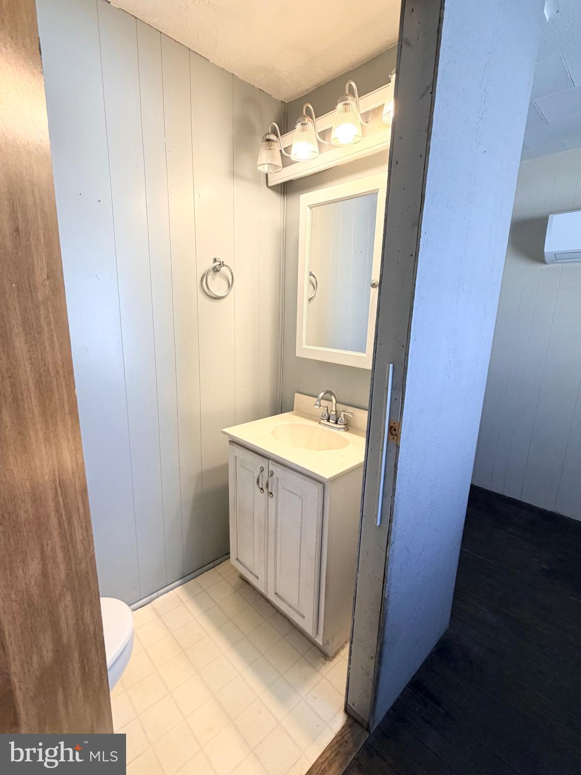 181 West Mechanic Street Frostburg, MD 21532 - Photo 15 of 36 a bathroom with a tub a sink and mirror