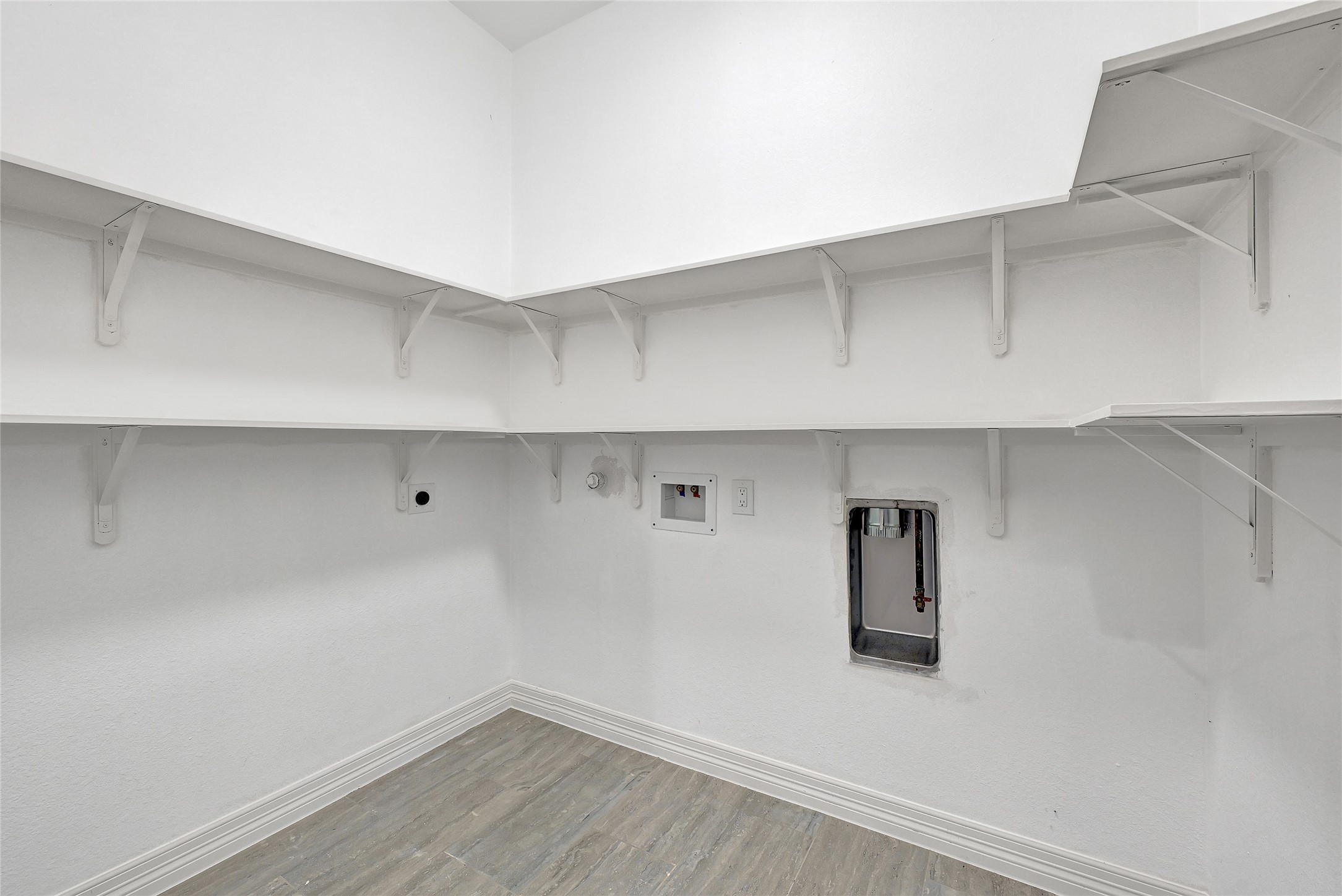 7045 Cayton Street Houston, TX 77061 - Photo 16 of 37 a room with cabinets