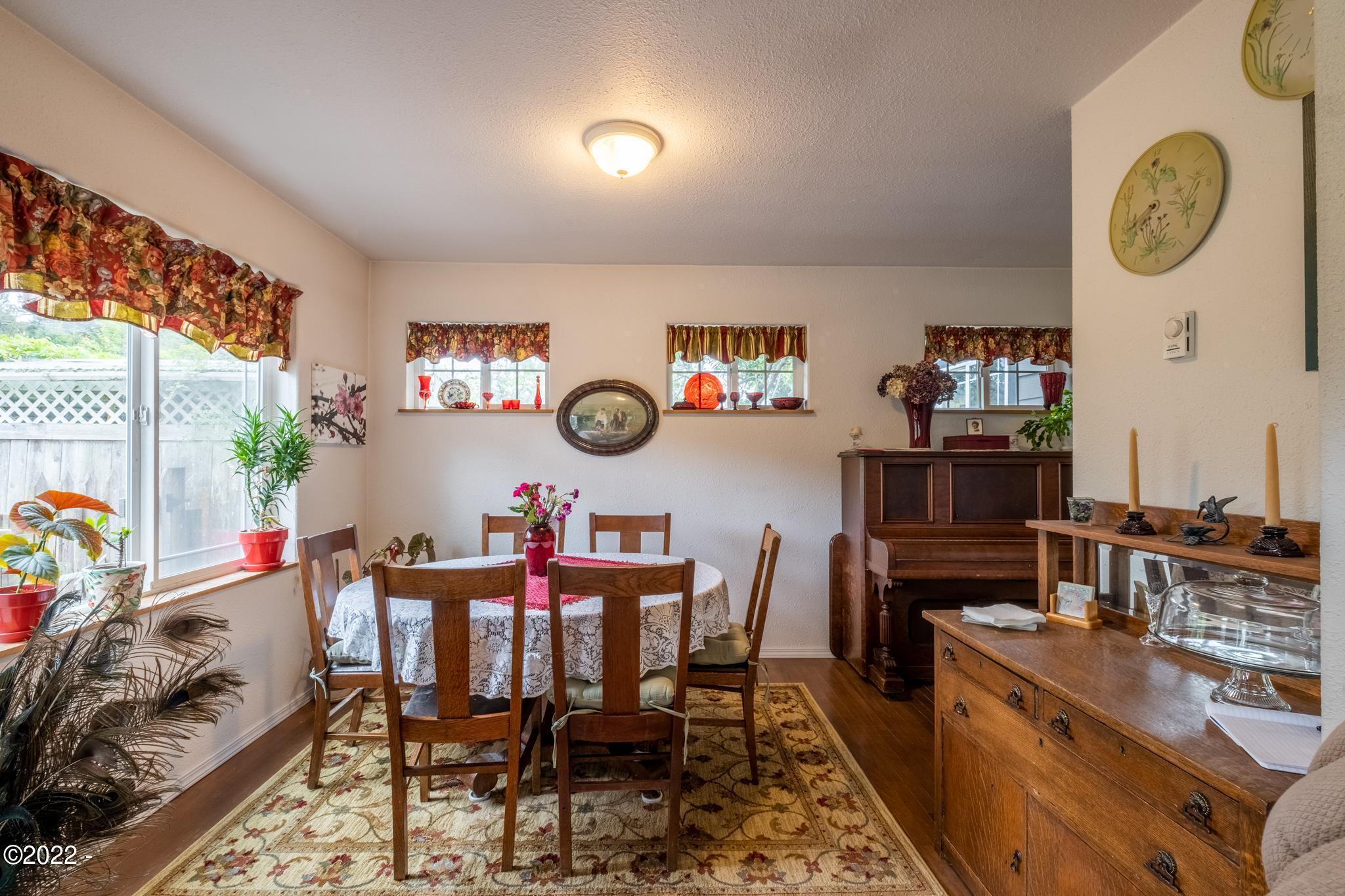 1134 Southeast River Road Toledo, OR 97391 - Photo 23 of 87 Dinning room