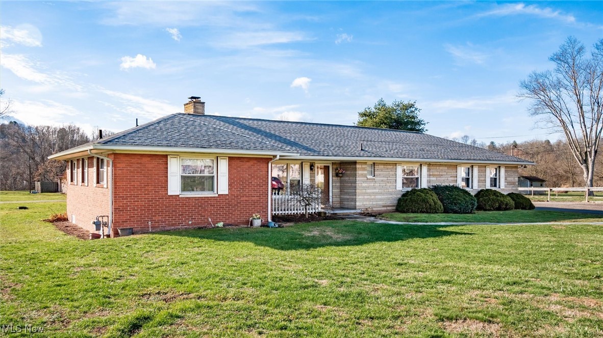 1950 Newark Road Zanesville, OH 43701 - Photo 2 of 39 Single story home featuring a front lawn