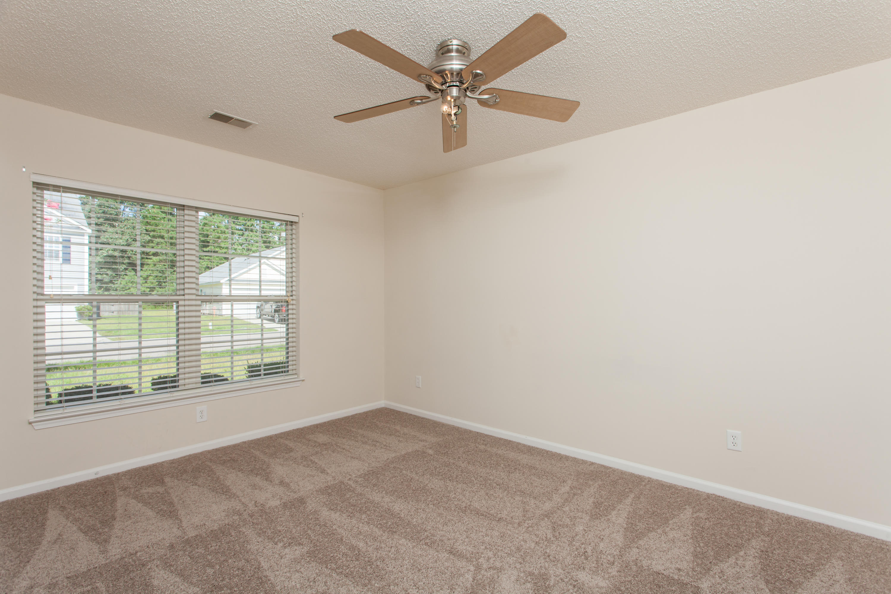 112 Thistle Road Goose Creek, SC 29445 - Photo 11 of 17 112 Thistle (8 of 17)