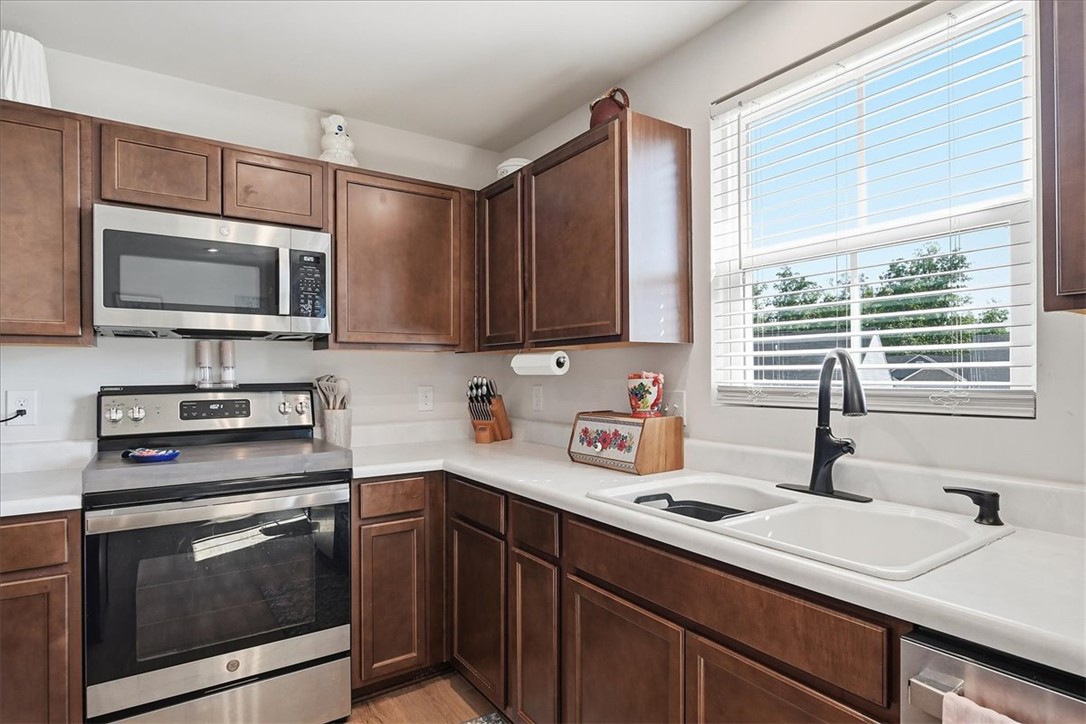 117 Alice Court Easley, SC 29642 - Photo 9 of 26 Culinary delights await in this well-appointed kitchen, featuring a full suite of appliances and ample cabinetry.