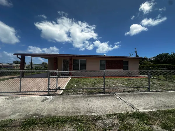 a view of a backyard
