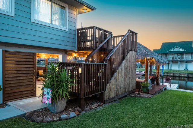 a view of a house with backyard and garden