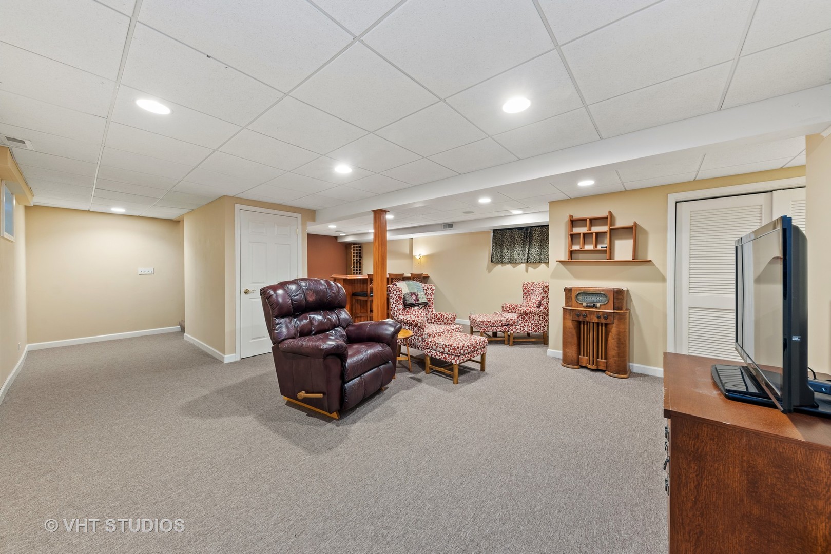 6 Oak Creek Road Rolling Meadows, IL 60008 - Photo 28 of 42 a living room with furniture and a flat screen tv