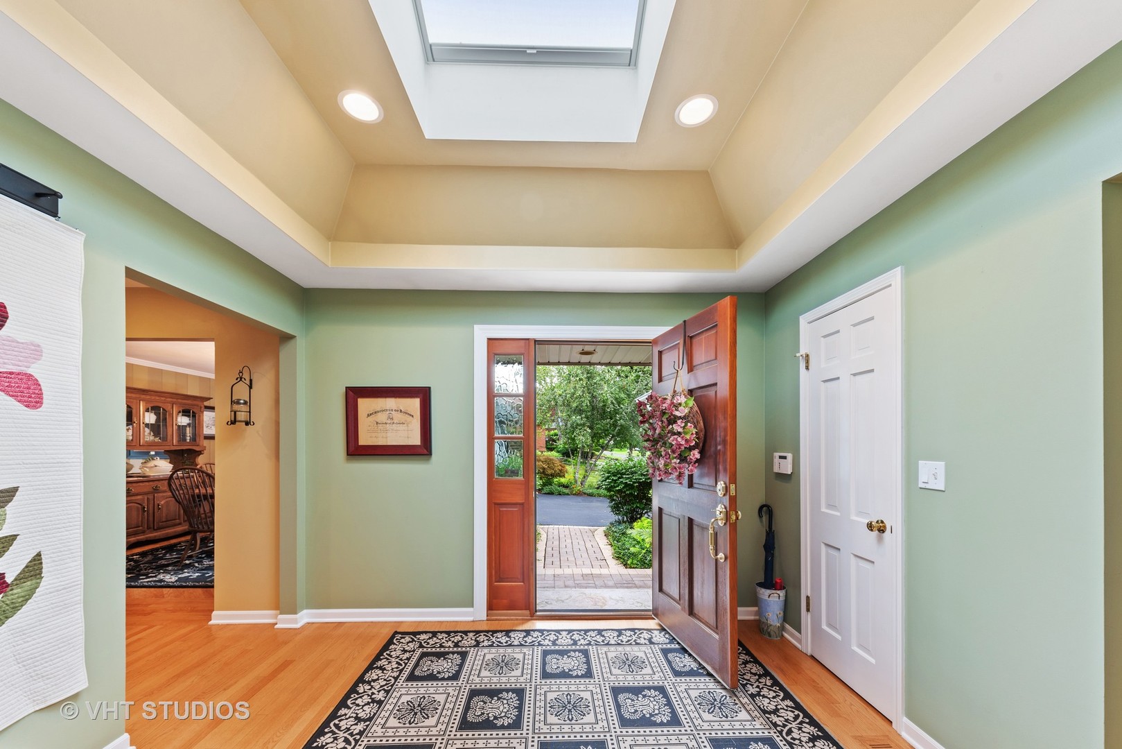6 Oak Creek Road Rolling Meadows, IL 60008 - Photo 5 of 42 a hallway with beautiful frames and flower plants