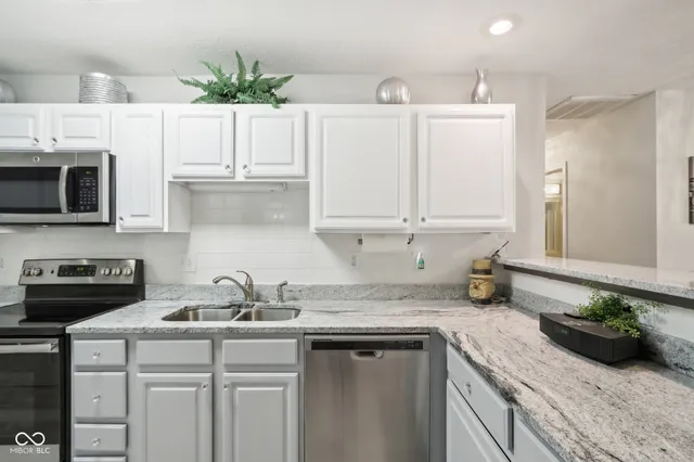 $229,900 | 6711 West Bridgefield Way, Indianapolis, IN 46254