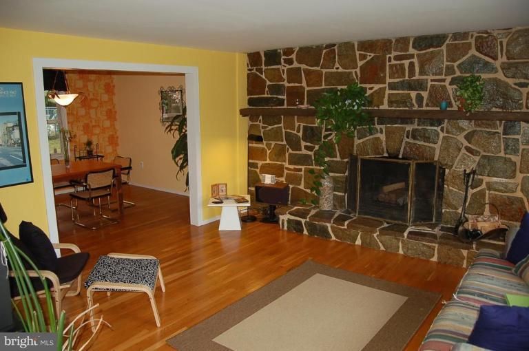 12409 Deoudes Road Boyds, MD 20841 - Photo 12 of 25 Living Room