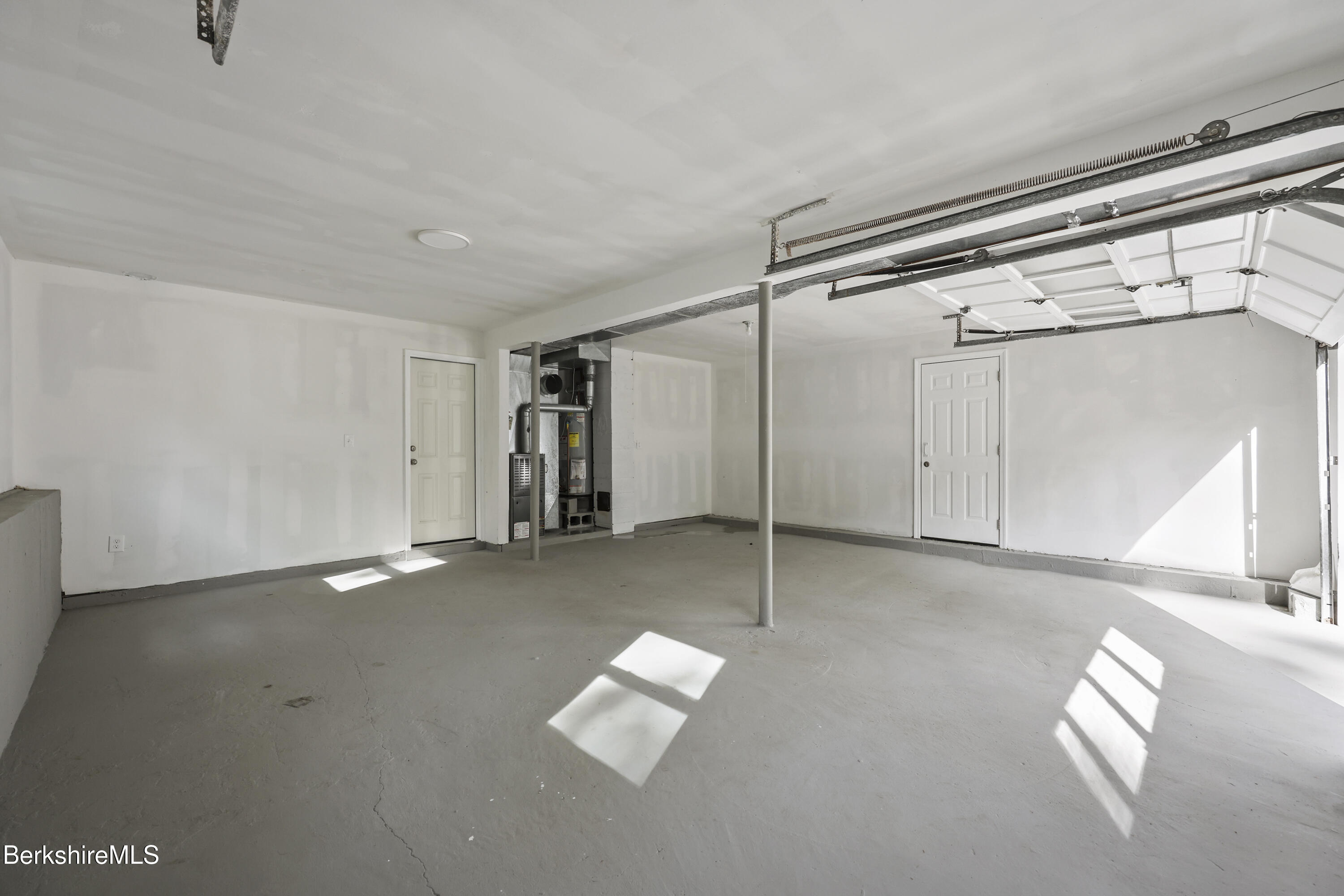 306 Partridge Road Pittsfield, MA 01201 - Photo 42 of 55 Garage