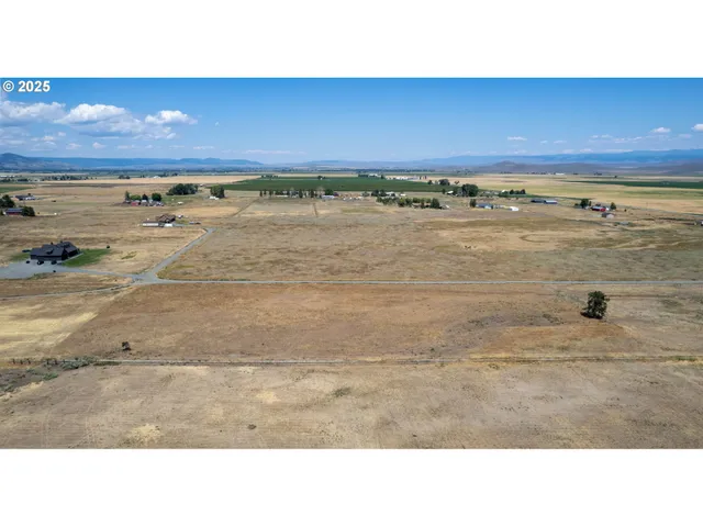 a black and white photo of a room
