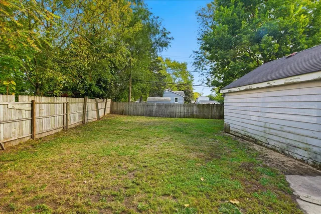 a view of a backyard