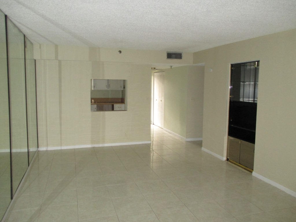 9235 Southwest 8th Street, Unit 101 Boca Raton, FL 33428 - Photo 6 of 12 010