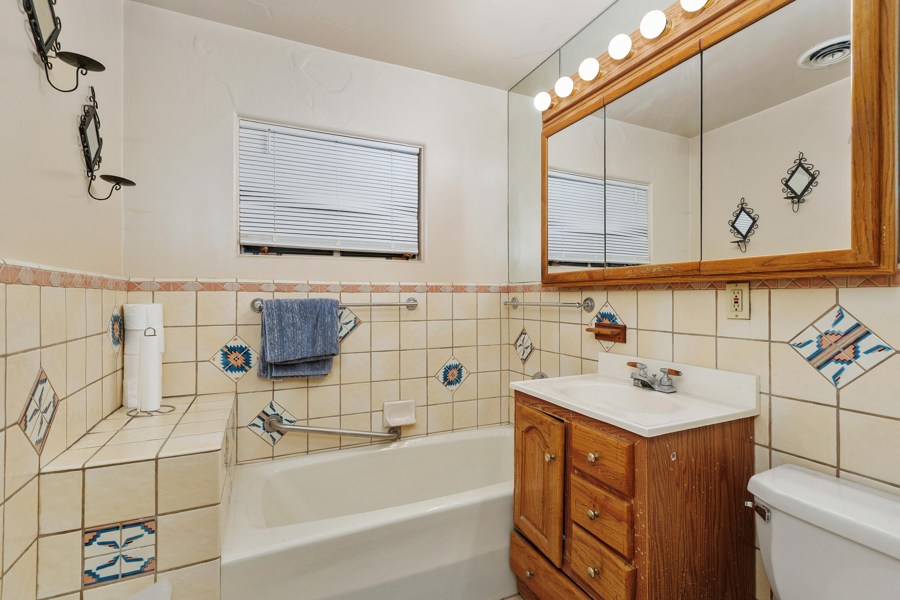 1077 South Riverside Drive Palm Springs, CA 92264 - Photo 22 of 35 a bathroom with a sink and a bathtub