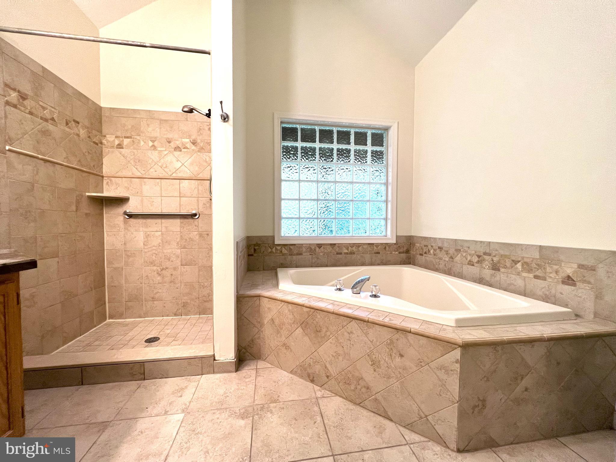 1 Cutter Way Middletown, DE 19709 - Photo 6 of 41 a bath tub sitting next to a window