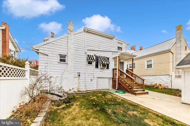 a view of a backyard with white house