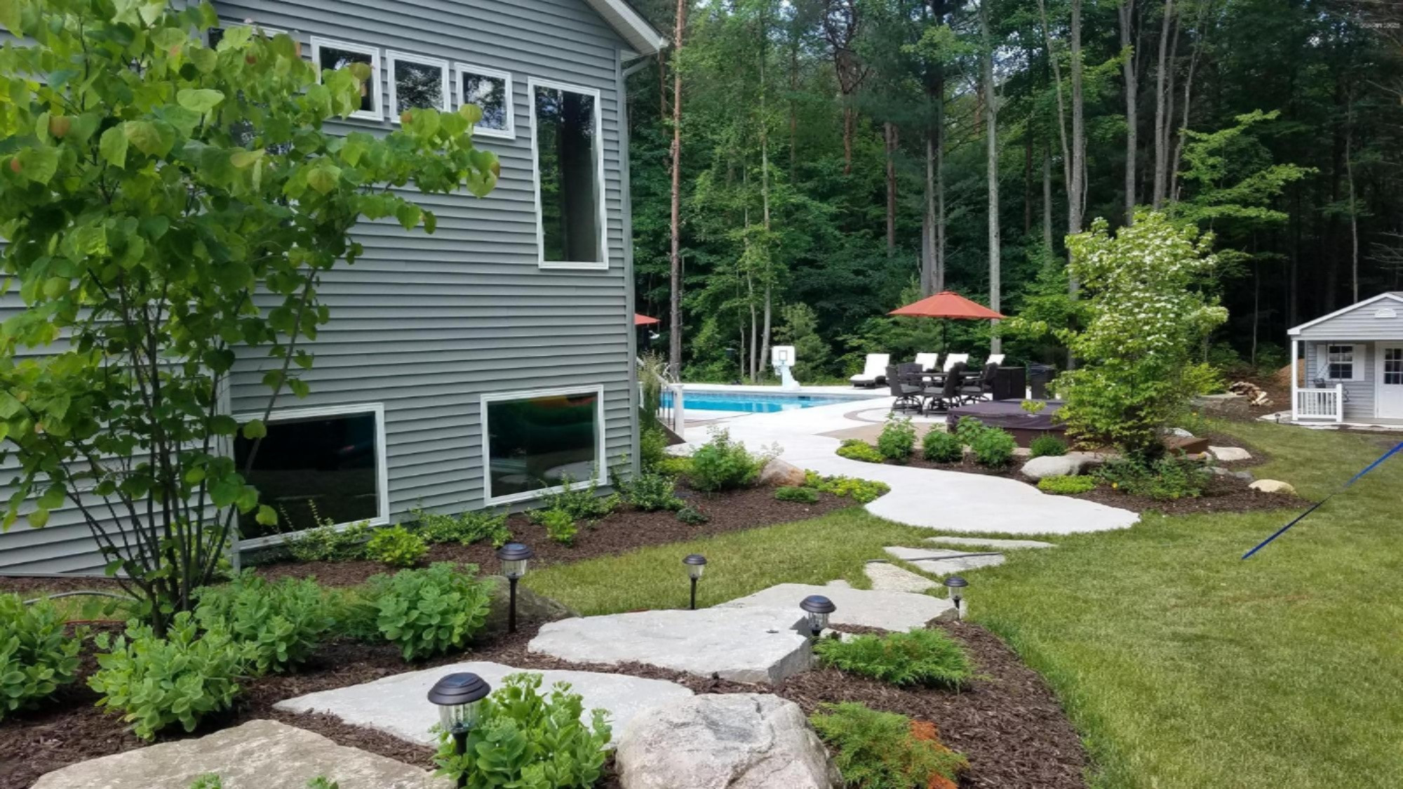 11481 State Road Nunica, MI 49448 - Photo 3 of 7 Landscaping