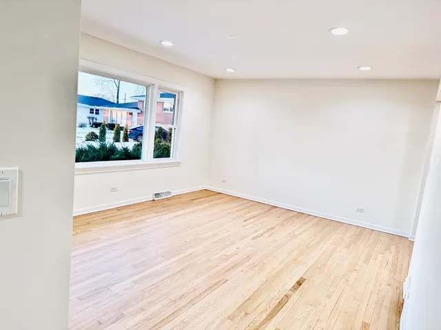 $299,900 | 960 East 167th Street, South Holland, IL 60473