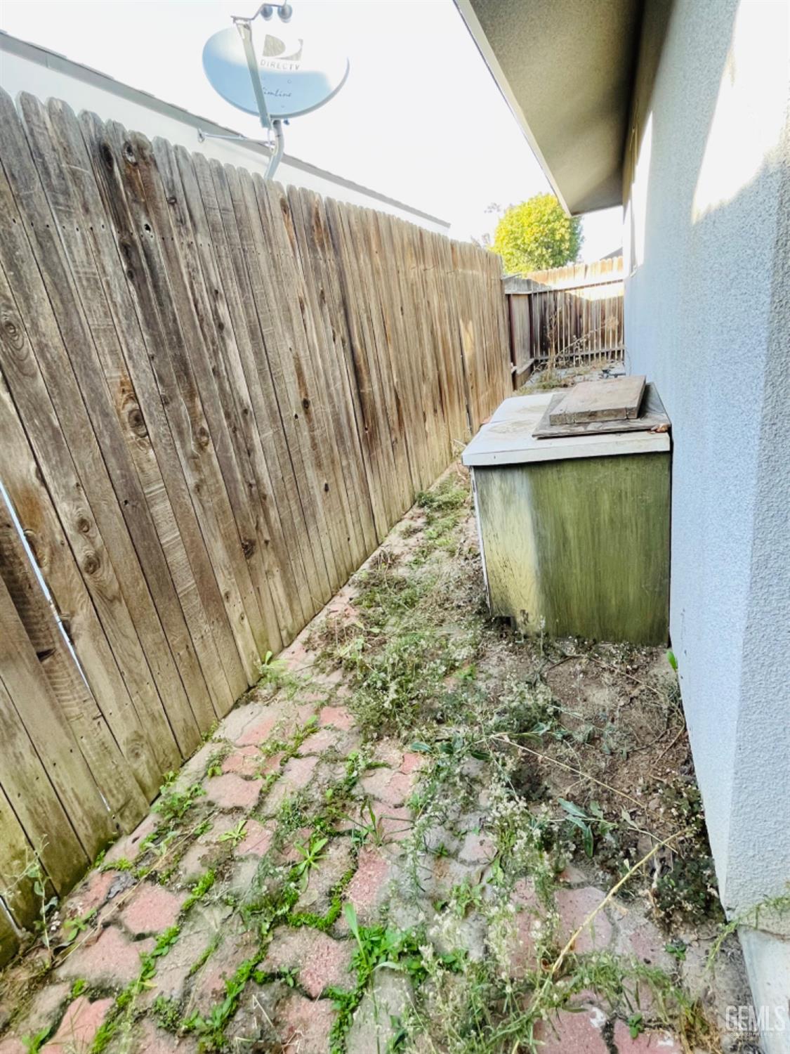 Undisclosed Address Shafter, CA 93263 - Photo 38 of 41 a view of a backyard with plants