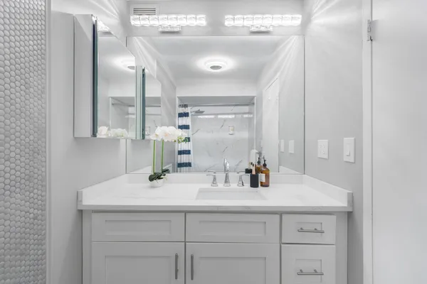 $400,000 | 6007 North Sheridan Road, Unit 22K, Chicago, IL 60660