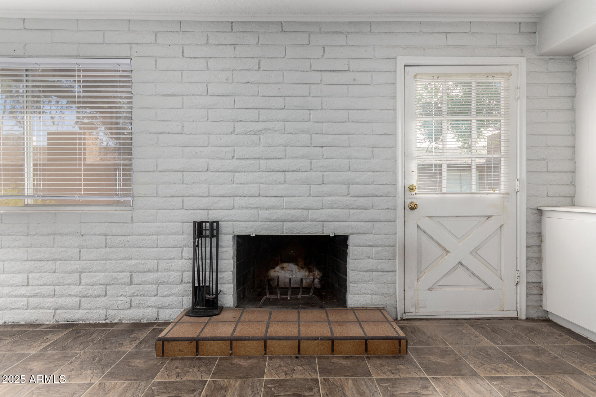 3031 South Rural Road, Unit 45 Tempe, AZ 85282 - Photo 6 of 28 a living room with a fireplace