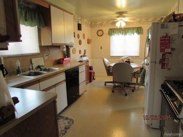 24224 Ridgecroft Avenue Eastpointe, MI 48021 - Photo 8 of 12 7.jpg