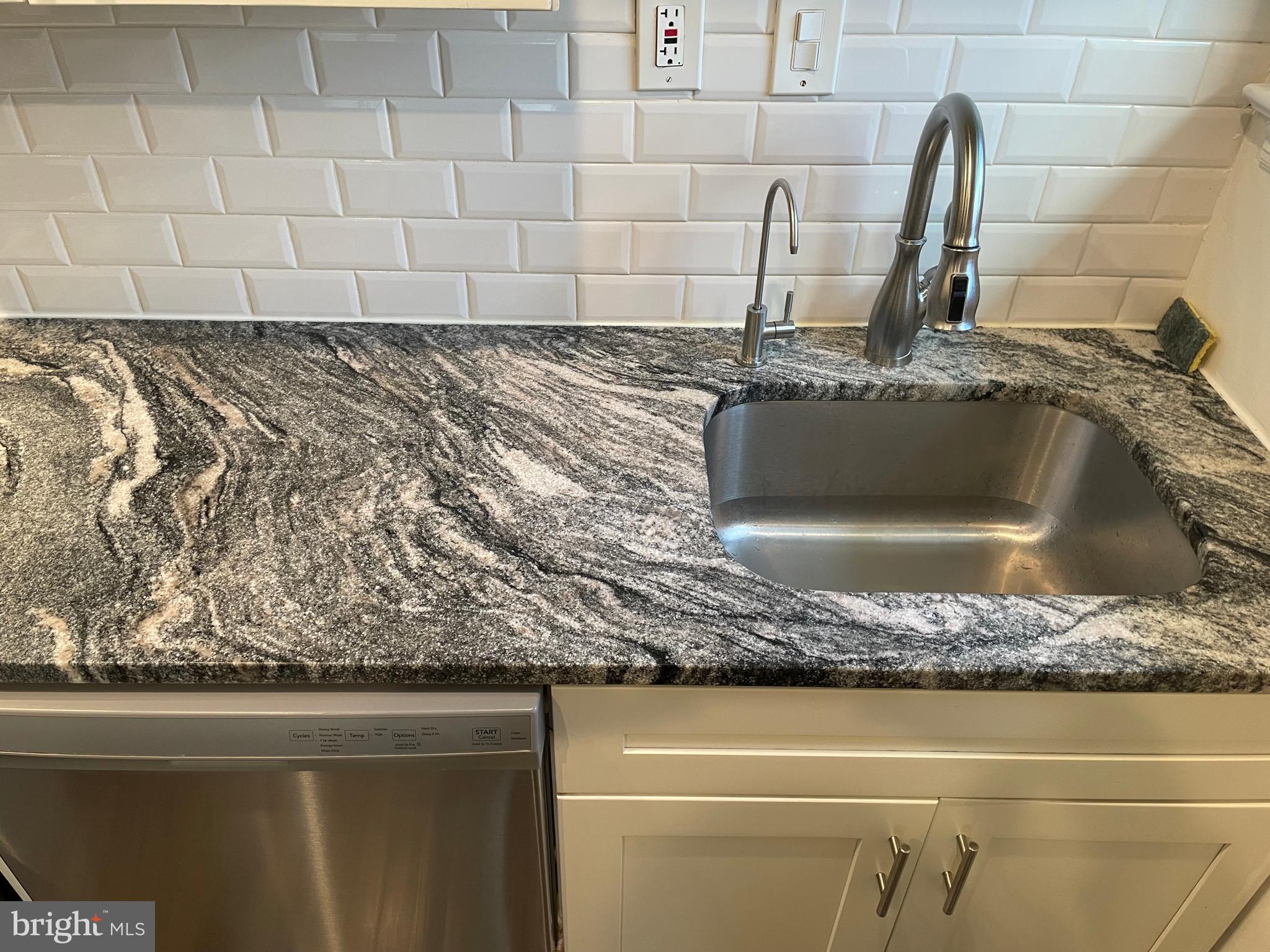 7237 Old Columbia Road Columbia, MD 21046 - Photo 5 of 44 Granite countertops
